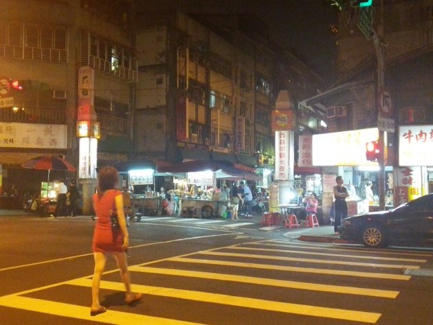桂林路側からみた西昌街観光夜市の入口
